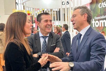 La presidenta de la APA, Rosario Soto, con el presidente de Cajamar, Eduardo Baamonde.