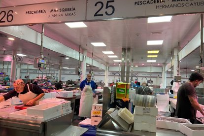 Los puestos de venta de pescado en la planta subterránea del Mercado Central.