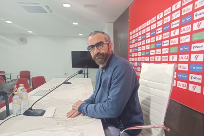 El Assy posa para LA VOZ de Almería después de la presentación de Rodrigo Ely.