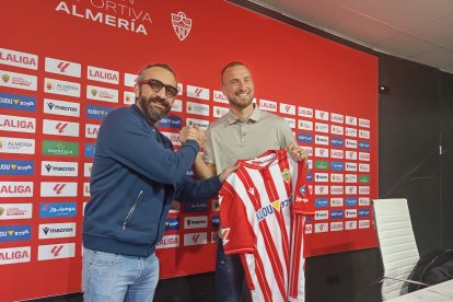 El Assy posa para LA VOZ de Almería en la presentación de Rodrigo Ely.