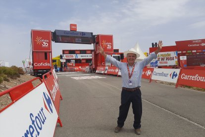 Rafael García Sola durante el paso de la Vuelta a España por Velefique.