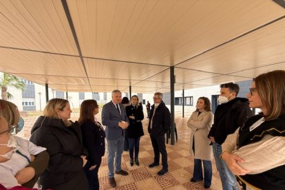 El delegado de Salud, Juan de la Cruz Belmonte ha visitado la residencia de mayores de Roquetas de Mar.
