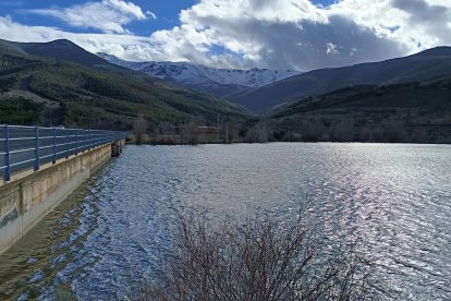 La Pantaneta de Fiñana a rebosar de agua con las cumbres de Sierra Nevada al fondo completamente de blanco.