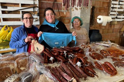 La asociación también ha puesto un expositor con embutidos para llevar.