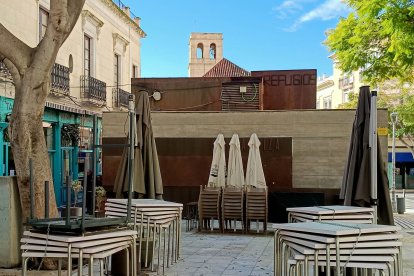 El casetón de los refugios y el kiosco que taponan la vista de la iglesia de Santiago.