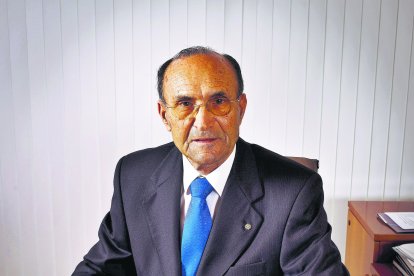 Pero si las comunicaciones son un aliado fundamental en el desarrollo de la industria agroalimentaria, ni aquellas hubiera sido necesaria ni esta posible si no hubiera existido la figura de un tipo de La Cañada que supo ver la riqueza donde solo había miseria y desolación; un tipo que miró el alma de los agricultores almeriense a través de sus manos. 
-Pedro- me dijo un día-, cuando un agricultor viene a pedir un crédito lo primero que hay que mirar no son los avales que trae, lo que hay que mirarle son los ojos y las manos. Si están llenas de callos es la mejor escritura de que va a cumplir.
Aquel abogado que miraba las manos y a los ojos se llamaba Juan del Aguila, el almeriense que más ha hecho por la provincia y sin cuya visión económica y financiera la agricultura almeriense apenas hubiera superado los límites de la subsistencia. Su adiós a la vida le llegó la madrugada del 1 de diciembre de 2018 pero su creación- antes Caja Rural, ahora Cajamar- no solo le sobrevive- y esa es su mayor grandeza-, sino que las bases sobre las que construyó su obra son hoy un ejemplo de eficacia social por su contribución al desarrollo en todo el país, eficiencia en la gestión y proyección de la tierra en la que nació al complejo mundo financiero. Don Juan del Aguila, este sí ilustrísimo señor, y todos los que le sustituyeron en el puente de mando han situado Cajamar en el top ten del ranking financiero español. Al contrario que en otras entidades financieras, ni quienes la han dirigido ni quienes la dirigen cayeron nunca en la tentación de dejarse influir por la política. En la otra acera también hay que destacar que los políticos nunca tuvieron la aspiración de hacerlo. Y eso es algo que Almería debe cuidar con el mimo con que se cuidan las mejores realidades.