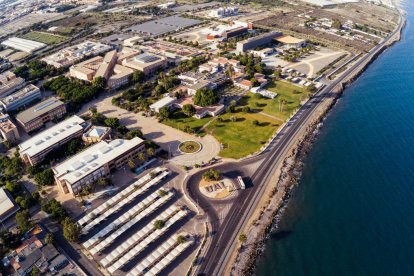 Cuando Antonio Pascual, aquel jienense de elegante inteligencia apostó por crear la Universidad de Almería, nadie, apenas unos pocos, creyeron en el proyecto. Colonizados académicamente por Granada, Almería, decían, nunca tendrá una universidad con prestigio. Han pasado 33 años desde su creación y el balance no admite discusión:
Desde aquel 1 de julio de 1923 en que apareció en el BOJA, 66.000 estudiantes han salido de sus aulas titulados; el Campus cuenta en la actualidad unos 1000 PDI (Personal docente e investigador) su posición en el ranquin Forbes 2025 sitúa a la UAL como una de las 20 mejores universidades de toda España. En sus aulas se imparten 41 título de grado, entre ellos 9 dobles grados y dos grados internacionales. En Máster, se imparten 53 títulos y en doctorado hay 15 programas. Y ahora una pregunta interesante: ¿Cuantos de estos 66.000 estudiantes almerienses podrían haber cursado sus estudios académicos sin no se hubiera creado la universidad pública de Almería?
La UAL es uno de los grandes hitos en la historia de la Almería moderna y el cuidado que merece tiene que ir acompañado por su desarrollo y su constante adecuación a las demandas de la sociedad, manteniendo así una transferencia constante de conocimiento entre multidireccional entre la universidad, la sociedad y otros centros de investigación y conocimientos. 
Una universidad moderna no es el scriptorium de una abadia medieval en la que se guarda el conocimiento. Es un ente vivo y en continua actividad impulsora de investigación. Es la acción de los laboratorios y no la contemplación monacal la impronta que debe aplicarse cada día en sus aulas y, para eso, es imprescindible no solo un respaldo financiero objetivado en la potenciación de las líneas de investigación, sino la adecuación de esas líneas a las demandas de la sociedad en la que está inmersa. Una travesía en la que ni la universidad puede dar la espalda a la sociedad almeriense, ni la sociedad almeriense mirarla con indiferencia y sin afecto.