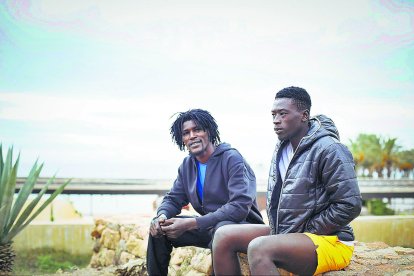 Ser considerados como almerienses de origen extranjero o no ser valorados como un factor imprescindible en la estructura sociolaboral de la provincia, esa es la cuestión. Ser racistas o no serlo. Esa es la diferencia entre asumir la realidad o parapetarse en el torreón xenófobo de un falso supremacismo racial e intolerante.
La realidad de la inmigración dibuja un panorama donde las luces son incuestionablemente superiores a las sombras. Como en todo proceso de cambio demográfico acelerado la imposibilidad de una planificación previa de las necesidades que ese cambio va a demandar genera espacios de incomodidad en el territorio de acogida. Almería no ha sido una excepción. Sencillamente porque no podía serlo. La provincia ha pasado de 448.592 habitantes según el padrón de 1986 a casi 800.000 en 2026. Ha duplicado su población en 40 años, una cifra imposible de asumir por unos servicios públicos que ya eran deficitarios incluso antes de un crecimiento tan extraordinario como imprevisto.
A pesar de lo imprevisto de ese crecimiento y de la carencia de recursos, la convivencia se ha desarrollado y se desarrolla con una elogiable normalidad. La heterogeneidad fronteriza de los que han llegado, y que va desde la cercana alpujarra granadina a los lejanos poblados del Africa subsahariana, la bruma de Manchester, el frío rumano o las ciudades andinas de la otra orilla del Atlántico, llegados desde lugares tan distintos y tan distantes a una tierra donde el fenómeno migratorio siempre había sido en sentido inverso- en los 50 y 60 más de cien mil almerienses emigraron extramuros de la provincia y del país- la convivencia se desarrolla dentro de una normalidad que hay que cuidar. ¿Eso significa que todos los que han llegado son arcángeles coronados de bondad? Por supuesto que no. Como en todo colectivo humano llegado de fuera hay siempre tipos con actitudes indeseables. Igual de indeseables que los que fueron bautizados en las 216 parroquias y templos registradas en la Diócesis de Almería.
Pero el que hayamos alcanzado un nivel de convivencia estable no significa que se haya producido una integración total. Para esa deseada situación es necesario andar un trecho que todavía se antoja largo. Un recorrido en el que el mayor peligro no está en los problemas que toda avalancha demográfica trae inevitablemente consigo. El mayor problema, el mayor riesgo para que todo lo construido -con aciertos y errores, que de todo ha habido- se destruya es caer, en la trampa de creer que la llegada de extranjeros va a arrasar con nuestro sistema productivo, nuestras costumbres y nuestra cultura. Y esa es una circunstancia que no se dará. ¿Y saben por qué? Porque con el paso de los años y la convivencia los hijos y los nietos de los almerienses de origen extranjero acabarán soñando en español. Y nadie odia o quiere destruir el país y el idioma de sus sueños.
Que nadie ponga sus sucias manos sobre cinco realidades que, hasta hace apenas un suspiro, todos las hubiéramos considerado la quimera de un sueño inalcanzable en una mágica noche de verano.