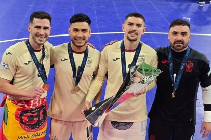 El almeriense Cortés (11) con sus compañeros del Jimbee Cartagena.