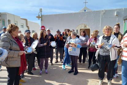 Cacerolada en la Isleta del Moro por los cortes de luz.