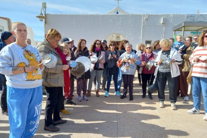 Cacerolada en la Isleta del Moro por los cortes de luz.