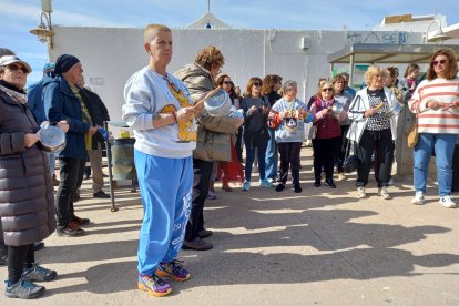 Cacerolada en la Isleta del Moro por los cortes de luz.