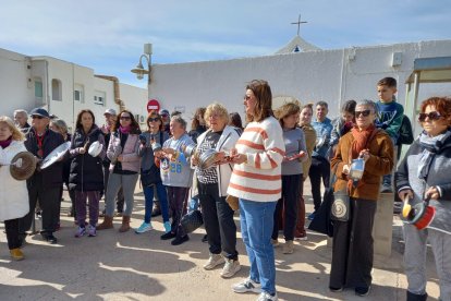 Cacerolada en la Isleta del Moro por los cortes de luz.