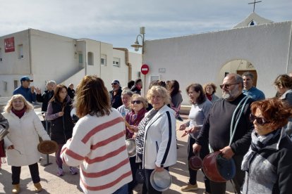 Cacerolada en la Isleta del Moro por los cortes de luz.