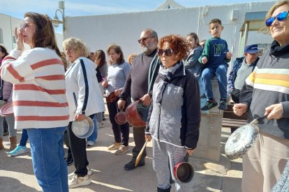 Cacerolada en la Isleta del Moro por los cortes de luz.