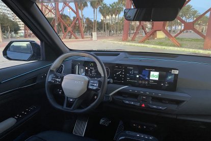 Interior minimalista y versátil con triple pantalla y multitud de detalles