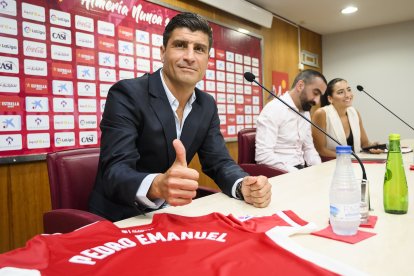 El primer entrenador que fichó no le duró mucho debido a la presión.