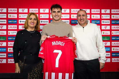 Jon Morcillo acompañado de sus padres el día de su presentación.