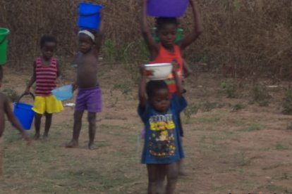 Niños de Angola durante el transporte de agua.