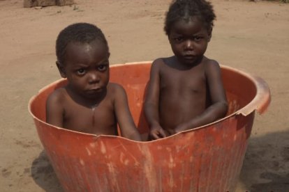Dos niños angoleños en un barreño.