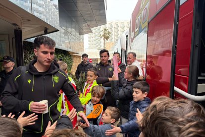 La afición del Almería en el hotel del equipo en Cádiz.