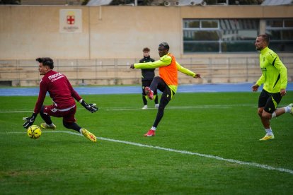 Rodrigo Ely trabaja en cada entrenamiento para alcanzar la titularidad.
