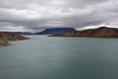 Vista del Negratín desde la carretera A-315 que pasa por encima de la presa. Al fondo el Cerro Jabalcón.