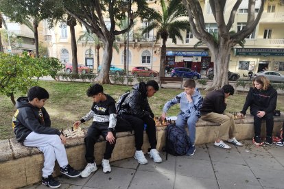 Alumnos del IES Alhadra y del IES Galileo se enfrentan a una partida de ajedrez durante el torneo.