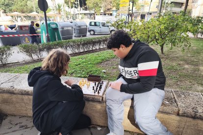 Los alumnos del IES Alhadra y IES Galileo durante el I Campeonato Intercentros de Ajedrez.