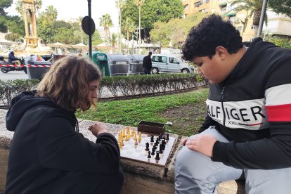 Los alumnos del IES Alhadra y IES Galileo durante el I Campeonato Intercentros de Ajedrez.