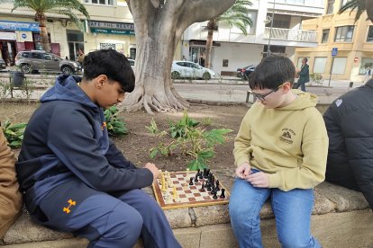 Los alumnos del IES Alhadra y IES Galileo durante el I Campeonato Intercentros de Ajedrez.