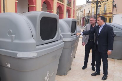 El alcalde de Berja comprobando los nuevos contenedores adquiridos.