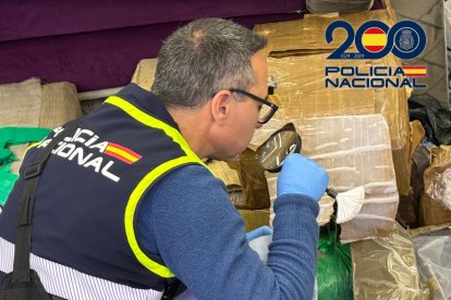 Imágenes de la operación de la Policía Nacional contra una 'macroindustria' de la droga.