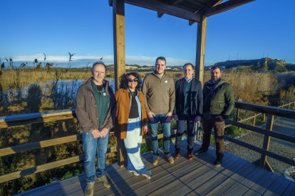 El alcalde de Vera junto a la directiva de la Asoc. Salvemos el Salar y el Territorio.