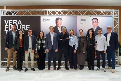 Toni Nadal junto a la corporación municipal encabezada por el alcalde, Alfonso García, y la diputada.