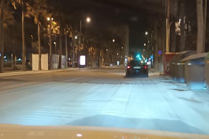 Vista de las dunas desde un vehículo en plena Avenida Cabo de Gata.