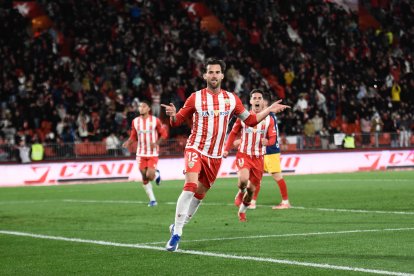 Leo Baptistao tenía que ser. Su gol salvó un partido sin dueño.