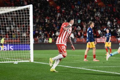 Un fenómeno en el campo, donde se deja el alma por el escudo del Almería y un crack en la distancia corta.