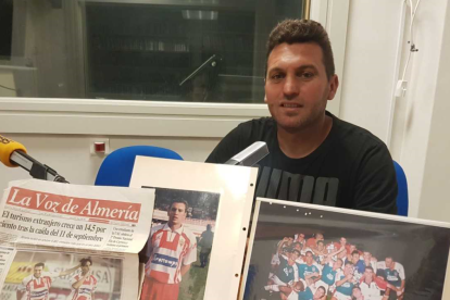 En una de sus visitas a la Cadena SER con varios de sus recuerdos.