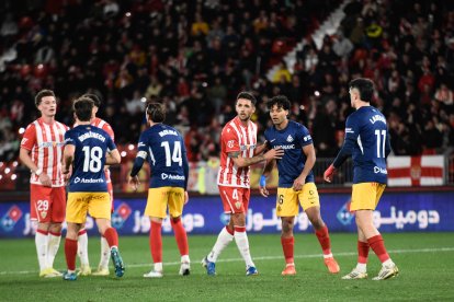 Nelson Monte siempre tan aplicado en la marca nota la presión de Ely.