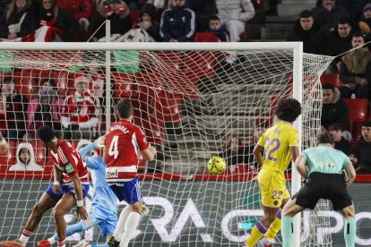Solo un gol anotaba el Real Valladolid en Los Cármenes.
