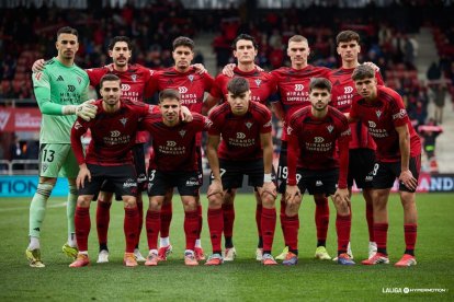 Selvi Clua con el equipo jabato posando junto al ex del Almería Nikola Maras.