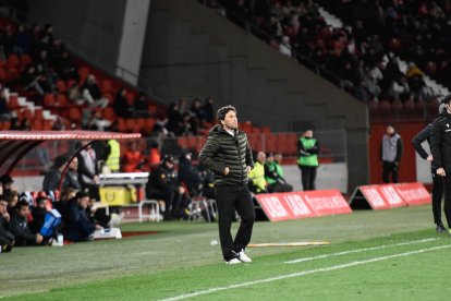 El entrenador del Almería asiste a los desajustes en la medular.