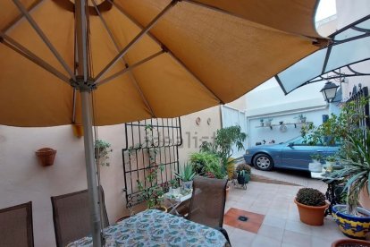 Zona del patio con acceso a plaza de garaje privada.