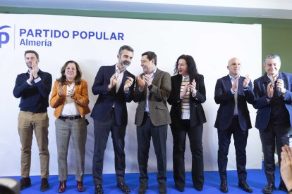 Desde la izquierda, Francisco Bellido, Carmen Castillo, Ramón Fernández-Pacheco, Juanma Moreno, María de Mar Vázquez, José Antonio García Alcaina y Antonio Sanz.
