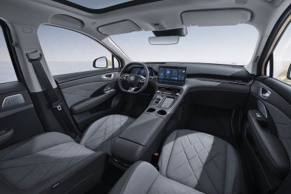 Los amplios asientos están tapizados en una combinación de cuero ecológico gris y ante.