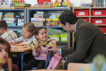 Juanma Moreno junto a escolares en el CEIP Bahía de Almerimar.