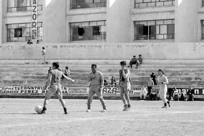 Ben Barek dirigiendo un entrenamiento en el Estadio de La Falange.