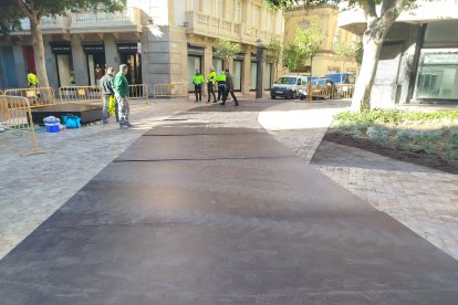 Placas colocadas para que puedan circular los vehículos sin dañar la piedra