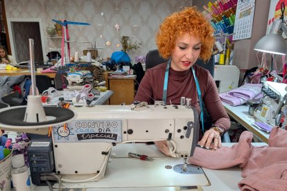 María trabajando en su taller.